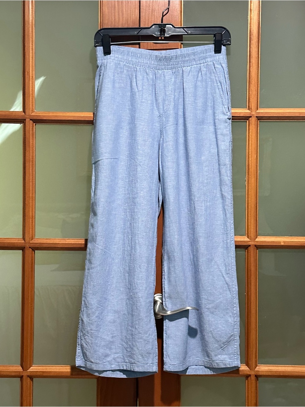 stars above Blue Chambray Capris. Size XS